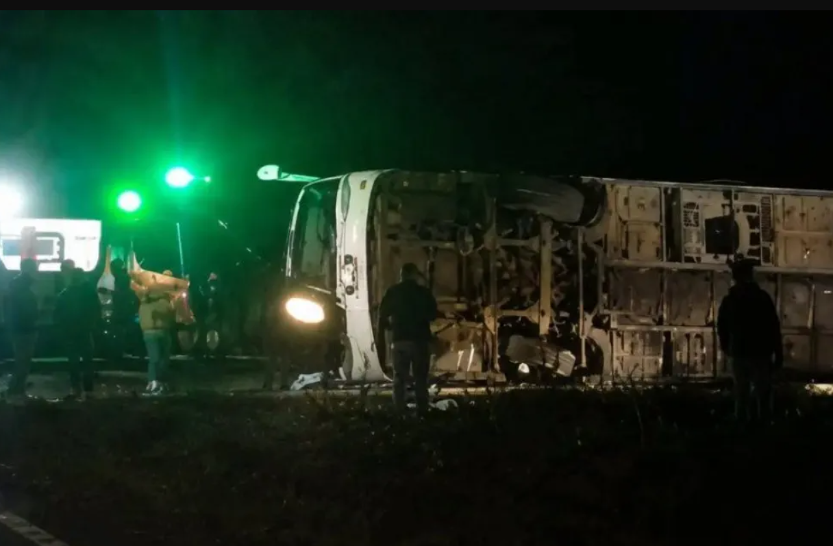 Tragedia en Corrientes: volcó un colectivo de una empresa de Oberá y dejó como saldo una fallecida y varios heridos